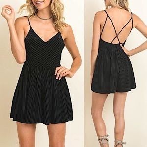 GREEN Dress Forum Velvet Sleeveless Flowy Romper